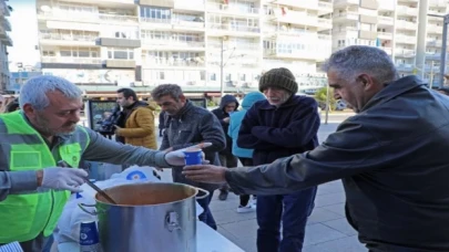 Giyim bankasına gelen depremzedelere sıcak çorba