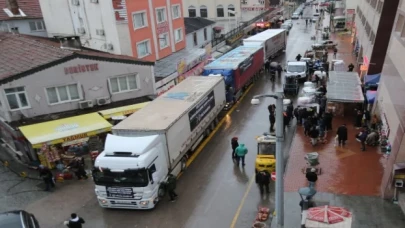 Gölcük’ten 3 tır dolusu yardım malzemesi yola çıktı