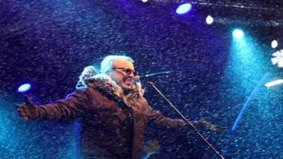 Haluk Levent seyyar satıcının tüm ürünlerini alarak seyirciye dağıttı