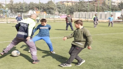 Hatay’da BUSKİ ekipleri depremzedeli çocuklara moral verdi