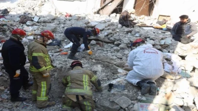 Hatay’da enkaz yığınlarında nefes arayışı