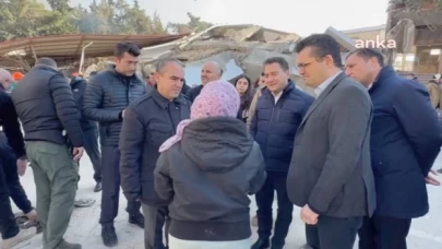 Hataylı depremzede Babacan’a dert yandı: Oğlum göçük altında, çıkartamıyorlar, benim bir oğlum var!