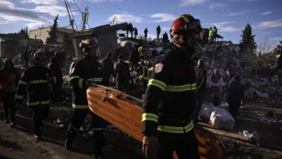 İran'dan Türkiye'ye yardım malzemeleri taşıyan iki uçak daha geldi