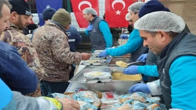 İstanbul Büyükşehir Belediyesi (İBB) Hatay’da Sıcak Yemek Dağıtmaya Başladı