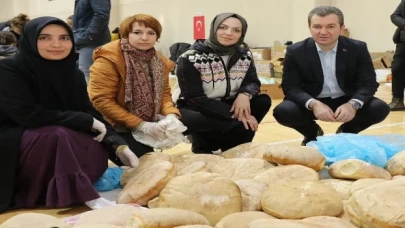 İzmir Bergama’da depremzedeler için ekmek pişiriyorlar