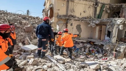 İzmir İtfaiyesi arama kurtarma çalışmalarını sürdürüyor “Son vatandaşımızı alana kadar buradayız”