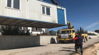 İzmit, Adıyaman’da konteyner ve çadırları yerleştiriyor