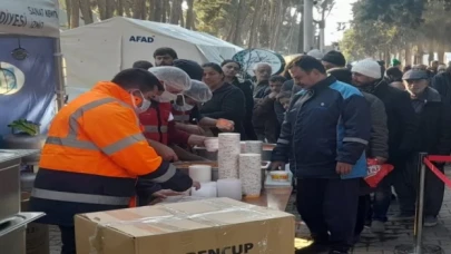 İzmit Aşevi’nden depremzedelere yemek ikramı