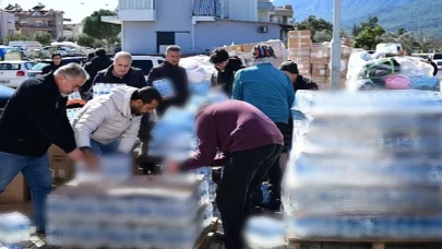 Kemer’den deprem bölgesine yardım tırları gitmeye devam ediyor