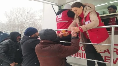 Kızılay Ekipleri Deprem Bölgesinde, Afetzedelere Mobil Mutfaklardan Beslenme Hizmeti Başladı