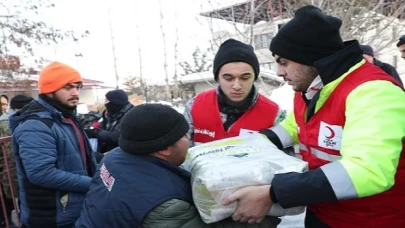 Kızılay Sıcak Yemeğin Yanı Sıra Diğer Yardım Malzemeleriyle de Depremzedeleri Yanında