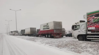 Konya'yı çevre illere bağlayan kara yolları trafiğe kapatıldı