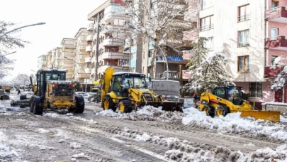 Malatya’da yağış sonrası karın izleri temizliyor