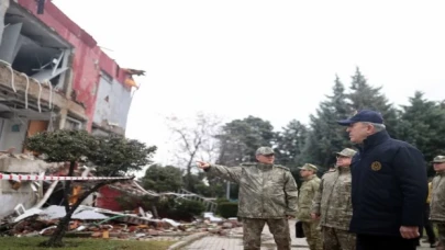 Mehmetçik depremzedelerin yanında