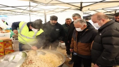 Memduh Büyükkılıç deprem bölgesinde yemek dağıttı