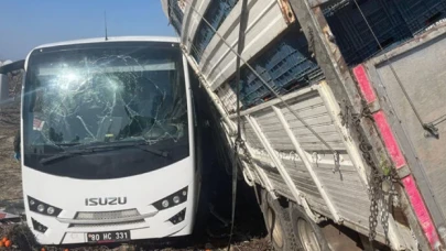 Mersin'de cezaevi midibüsü ile kamyon çarpıştı: 23 yaralı