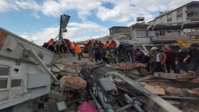 Osmaniye’de çöken binaya müdahale sürüyor