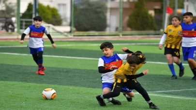 Yenişehir Belediyesi çocukları yeşil sahalarda buluşturdu