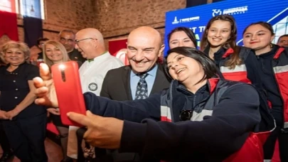 Başkan Soyer evde bakım hizmeti veren sağlık personelini kutladı “Eşrefpaşa Hastanesi bambaşka bir hikâye yazıyor”