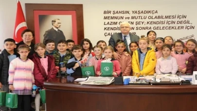 Burhaniye Belediye Başkanı Ali Kemal Deveciler Minik Misafirlerini Ağırladı