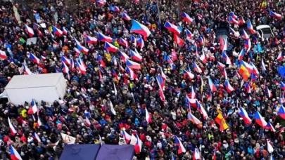 Çekya’nın başkenti Prag’da hayat pahalılığını protesto eden binlerce kişi hükümete istifa çağrısı yaptı