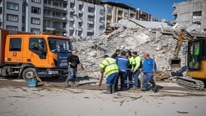 Deprem bölgesine su sağlamak için kesintisiz mesai