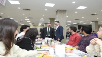 ERÜ Rektörü Altun iftarını öğrencilerle yaptı