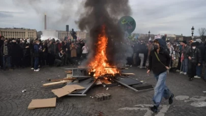 Fransa'da emeklilik reformu kabul edildi: 113 kişi gözaltına alındı