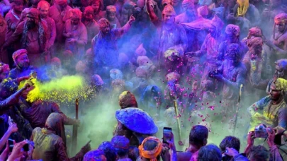 Holi: Hindistan’da kutlanan renklerin festivali