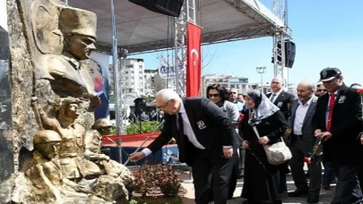 Karabağlar Belediyesi, Çanakkale Deniz Zaferi’nin 108. yıldönümünü ve şehitlerimizi unutmadı.