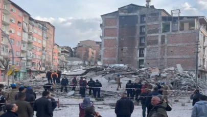 Malatya’da ağır hasarlı 5 katlı bina çöktü