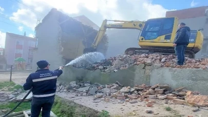 Malkara Belediyesi Tarafından Metruk Binaların Yıkımı Devam Ediyor