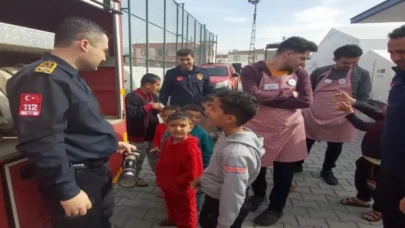 Manisa İtfaiyesi, çadır kentteki çocukları sevindirdi