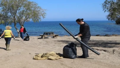 Muğla Bodrum’da gönüllüler sahili temizledi