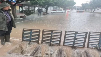 Adana’da kuvvetli yağış sel getirdi