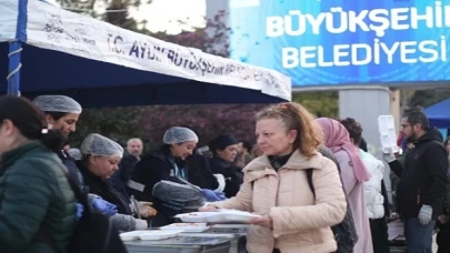 Aydın Büyükşehir Belediyesi’nin kurduğu geleneksel iftar sofraları, binlerce Aydınlıyı bir araya getirmeye devam ediyor