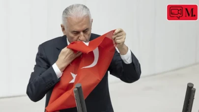 Binali Yıldırım kağıttan baktı ancak İstiklal Marşı'nı yine de okuyamadı