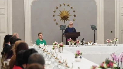 Emine Erdoğan, depremzede ve gönüllülerle iftarda bir araya geldi