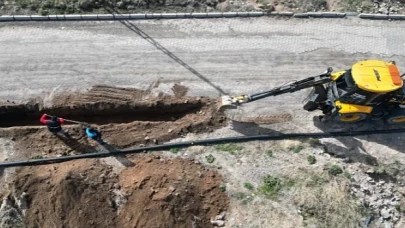 Esentepe Mahallesi Murat Sokak’ta bulunan içme suyu hattı, Nevşehir Belediyesi tarafından yenileniyor