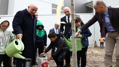 Etlik Şehir Hastanesinde Fidanlar Toprakla Buluşturuldu