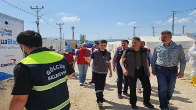 Gölcük Belediye Başkanı Ali Yıldırım Sezer, Hatay’da deprem bölgesindeki çalışmaları yerinde inceleyerek depremzedelerin taleplerini dinledi