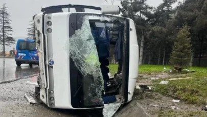 Isparta'da servis midibüsü devrildi: 17 yaralı