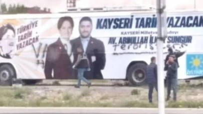 İyi Parti seçim otobüsünün üzerine sprey boya ile ”teröristler” yazıldı