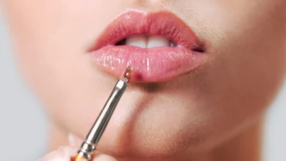 Lip gloss nedir? Ne işe yarar? Lip gloss nasıl kullanılır?