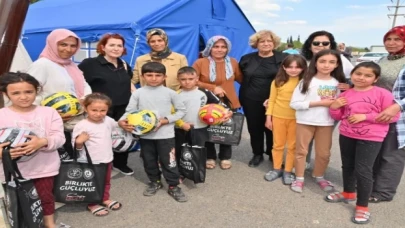 Manisa’da afet bölgesindeki çocuklara hediyeler