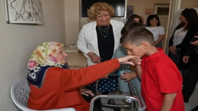 Manisa’da huzurevi sakinlerine bayramlık ziyaret