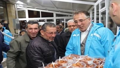 Nevşehir Belediye Başkanı Dr. Mehmet Savran, Hacı Mehmet Avlanmaz Camii’nde teravih namazı sonrası vatandaşlara lokma dağıttı