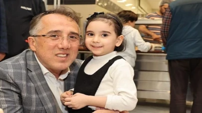 Nevşehir Belediye Başkanı Dr. Mehmet Savran, iftarda orucunu Nevşehir’de misafir edilen depremzedeler ile birlikte açtı