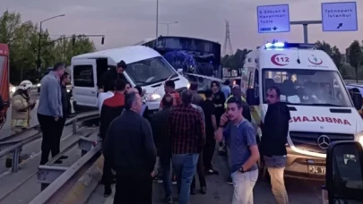 Pendik'te havalimanı personelini taşıyan servis aracı ile otobüs çarpıştı: