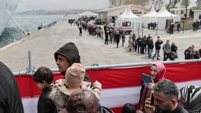 Sarayburnu Limanı'nda demirleyen TCG Anadolu gemisini öğrenciler ziyaret etti